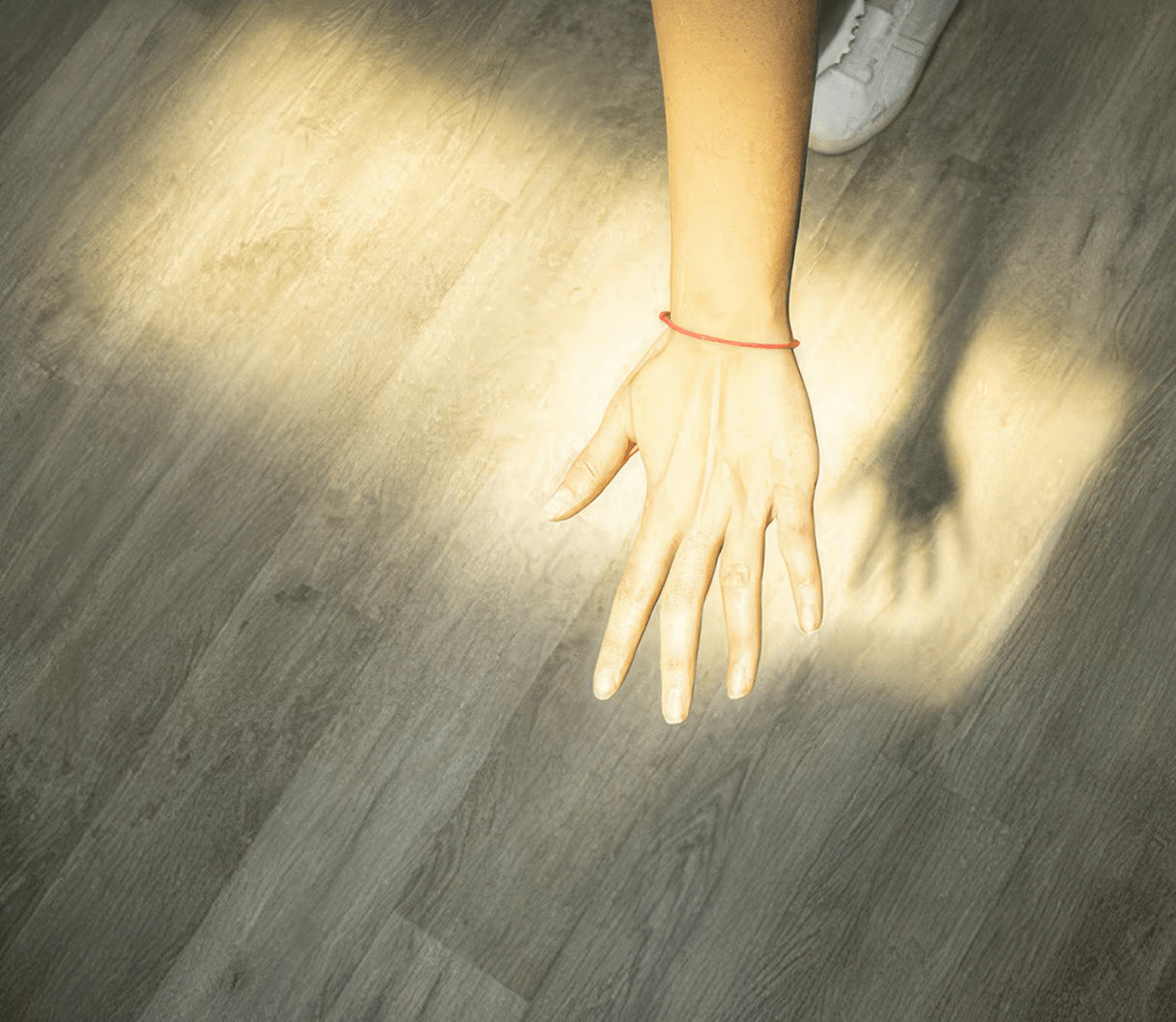 Innerscene Virtual Sun casting infinity sunlight on a person's hand